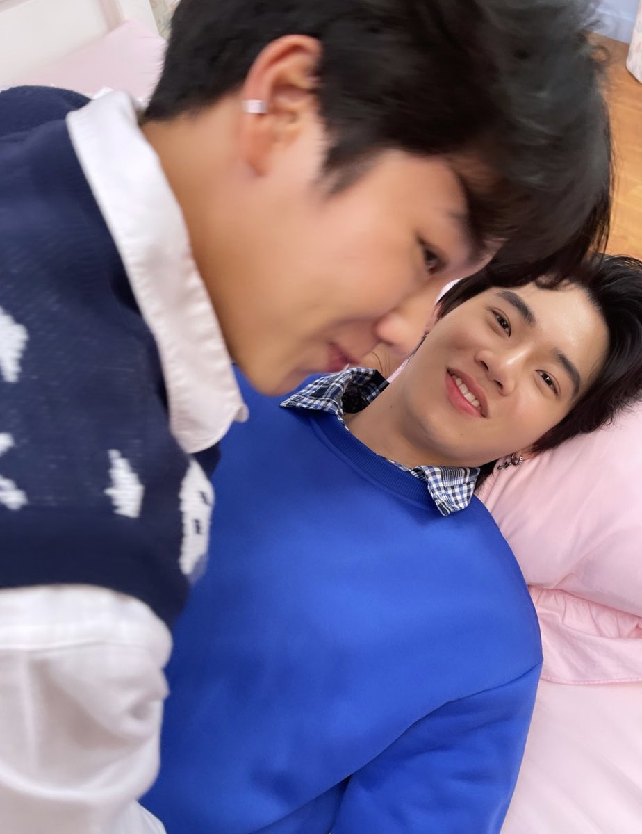 aunzajung's tweet photo. เข้าใจได้ เบื้องหลังกองถ่ายmvหลังจากฉันทานข้าวเสร็จจะไปเข้าห้องน้ำในห้องเลยเจอเขาเล่นกันสองคนอยู่บนเตียงแบบนี้ ให้เข้าใจว่าไงดี พูดออกมาทุกคนใจฉันรับไม่ไหวแล้วว #หัวใจปัดขวาxYinWar https://t.co/eLif2YNqIu