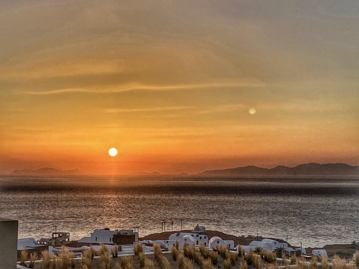 Mizbella67's tweet photo. Sunrise and Sunset in #Oia #Santorini #Greece #travelphotography #sunsetphotography #sunrisephotography #picturesque https://t.co/38rQdsyd3O