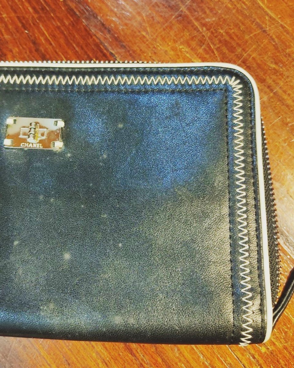 rebornsmith2012's tweet photo. クリーニング&amp;カラーリング作業例
CHANEL(シャネル) 財布

大切に使っていても退色やカビが生える可能性はあります‼️
適切なメンテナンスとカラーリングをすることで綺麗に蘇ります😊

リボーンスミス祐天寺店のLINE公式アカウント‼️
https://t.co/PNbFbqTK4w✨

#祐天寺
#カラーリングRebornsmith https://t.co/aDJAHqbigS