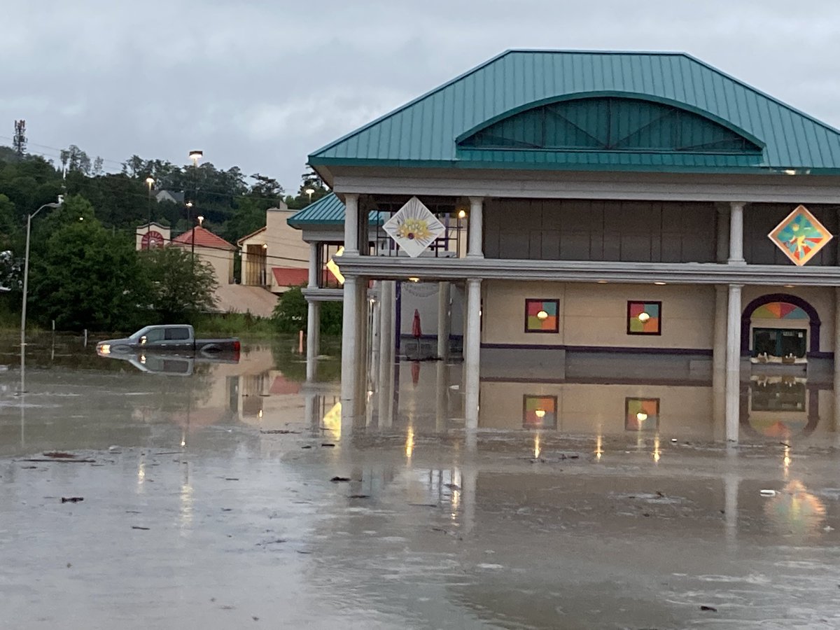 MattieWVTM13's tweet photo. #HappeningNow : Flooding at Vestavia Bowl @WVTM13 #alwx https://t.co/PJpTdXrNtu