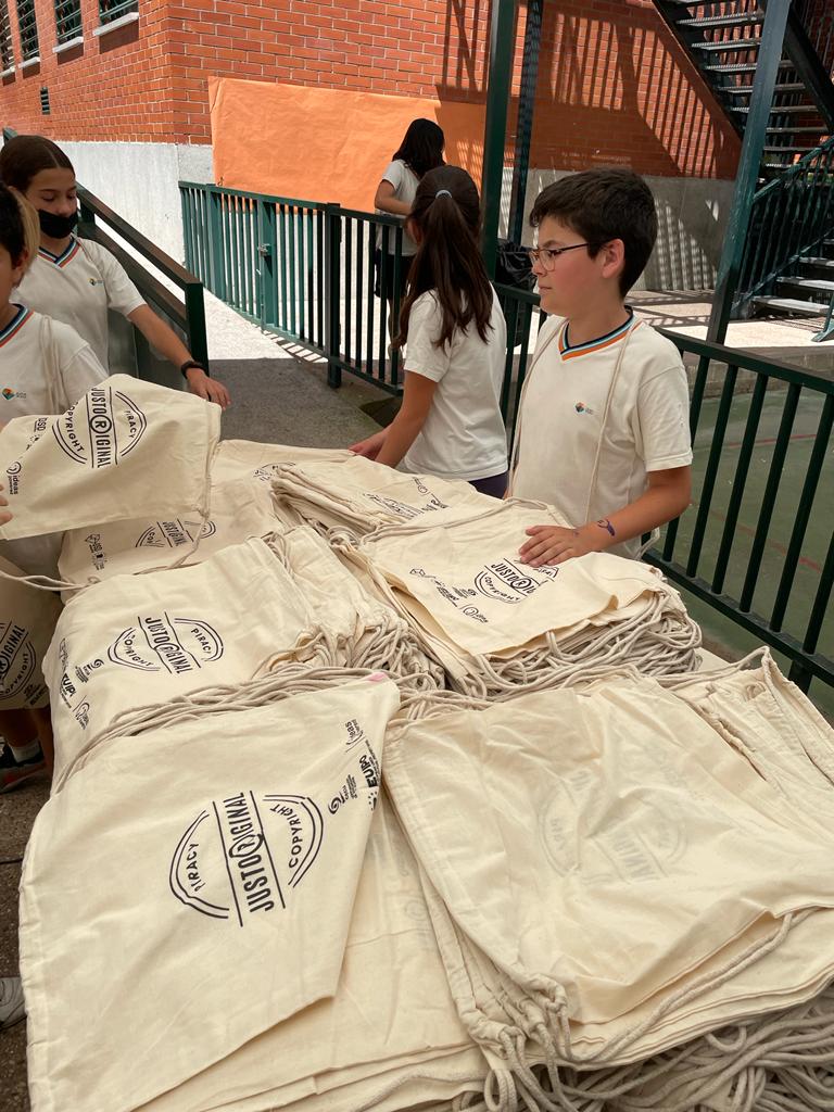 CECUconsumo's tweet photo. Si te perdiste ayer nuestra feria sobre falsificaciones #JustOriginal 💔 te animamos a ver un poco de ella en este vídeo presentado por los alumnos de @gredossandiego 👇👇https://t.co/SbESC958Lc https://t.co/qkvZZAOgk5