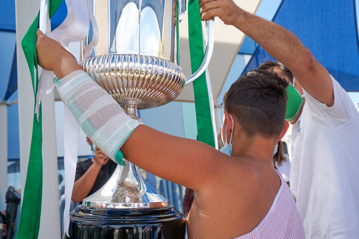 RBetisFundacion's tweet photo. El @RealBetis acerca la Copa del Rey a los verdaderos campeones: los pequeños que se encuentran ingresados en el @HospitalUVRocio 🏆💚

Ver sus caras de felicidad no tiene precio 🥰

#SomosBetisHacemosBetis https://t.co/P7kgQOQm8J