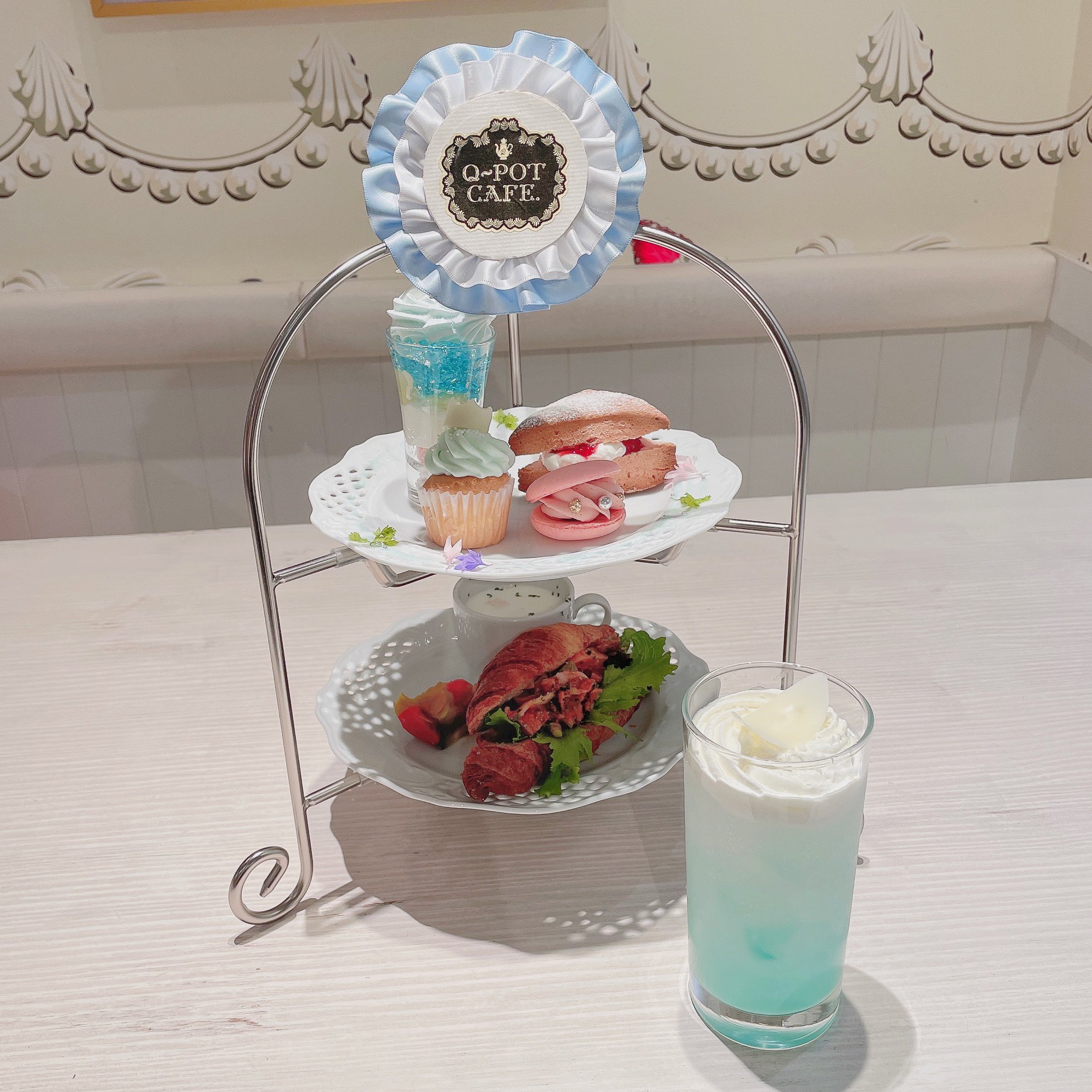 Q-pot. - Q-pot. CAFE カップ&amp;ソーサー 注射器＆クランベリーソーダ / 750円(税込)※セットドリンクの