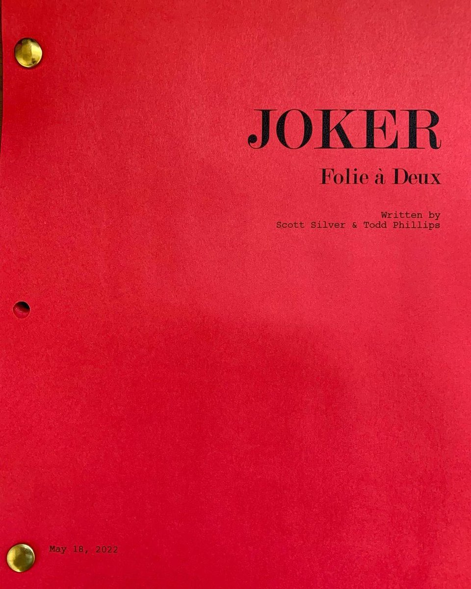 Sinemalarcom's tweet photo. “Joker” filminin devamı geliyor! 🃏
Yönetmen Todd Phillips, senaryonun tamamlandığını bu fotoğraflarla duyurdu. Yeni filmin adı “Joker: Folie à Deux.”
👉 https://t.co/cKLVu6FK7I
#Joker2 #Joker https://t.co/Wi6fcRycpt
