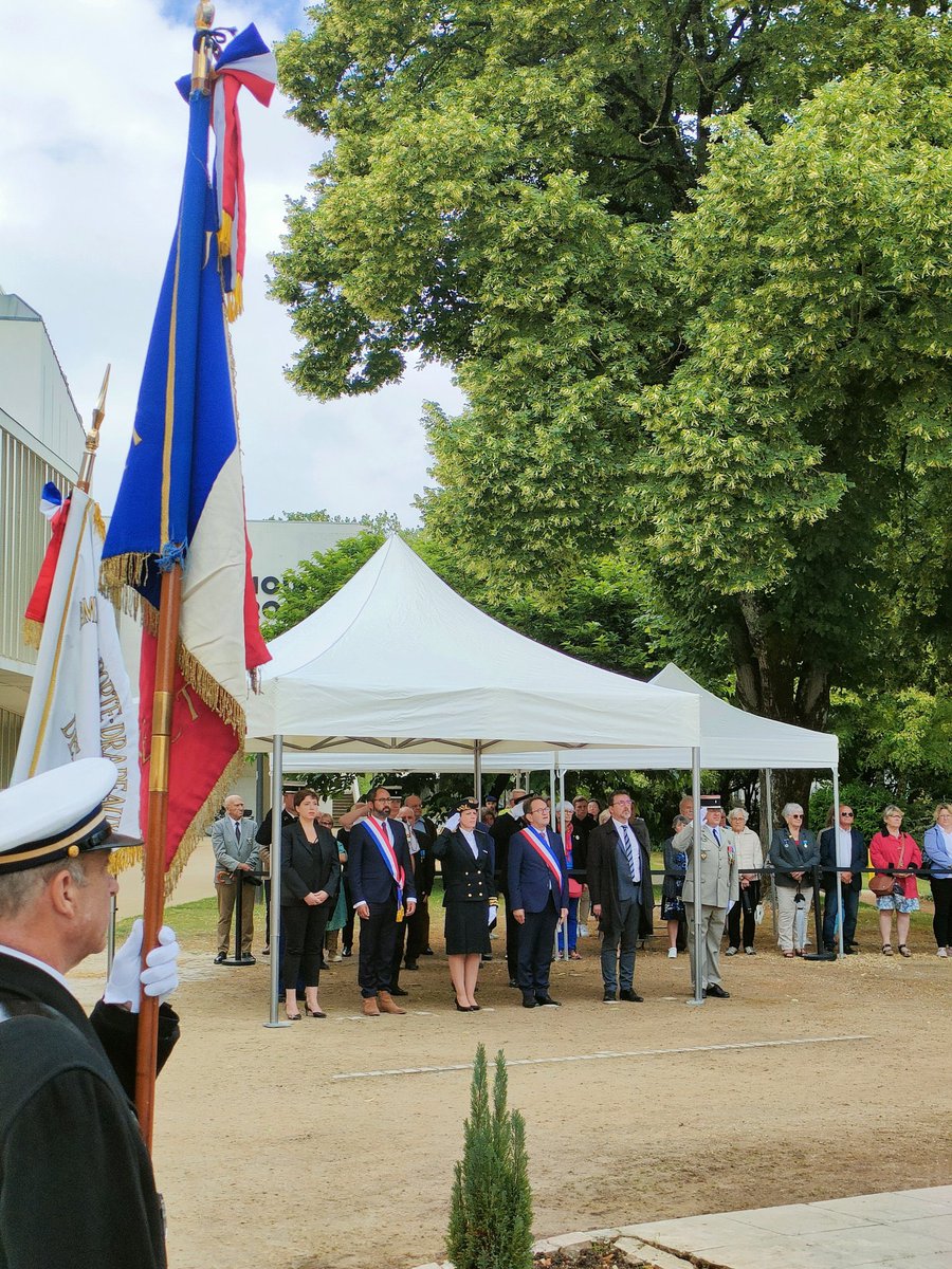 Cérémonie pour la journée nationale d’hommage aux Morts pour la France en #Indochine Représentation de <a href="/NvelleAquitaine/">Nouvelle-Aquitaine</a> et de son président @Al_rousset aux côtés de <a href="/Prefet79/">Préfet des Deux-Sèvres</a> <a href="/GuillaumeChiche/">Guillaume Chiche</a> @coraliedenoues <a href="/S6Dom/">SIX Dominique</a> #hommage #mémoire