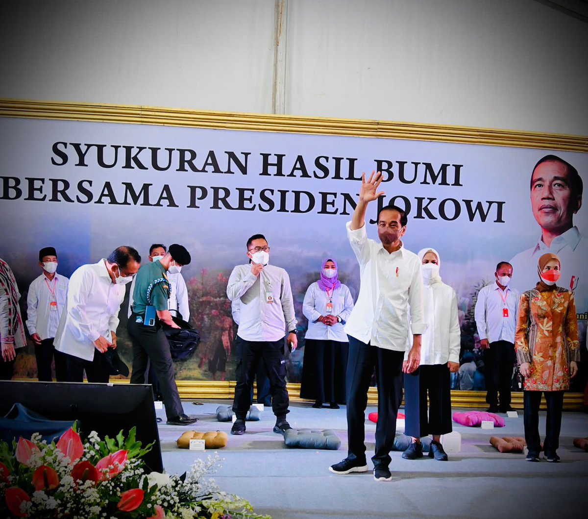 Krembol5's tweet photo. Ribuan Petani Bahagia, Gema Perhutanan Sosial Pastikan Berdiri dan Bersatu Di Belakang https://t.co/HOE4QdRnYC