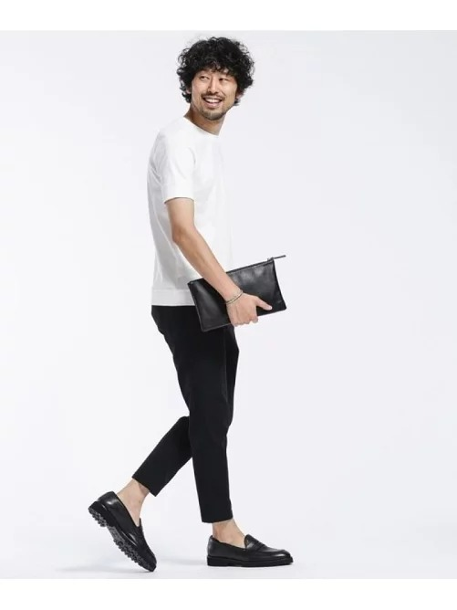 最近頭を悩ませてる散歩用のバッグどうすれば問題。
・クラッチバッグ→ワシが持つと借金取りにしか見えん
・ボディバッグ→前掛けも後ろ掛けもなんか違うんじゃ
・リュック→スマホと小物入れたいだけなんじゃ
・腰バッグ→捕まるど! 