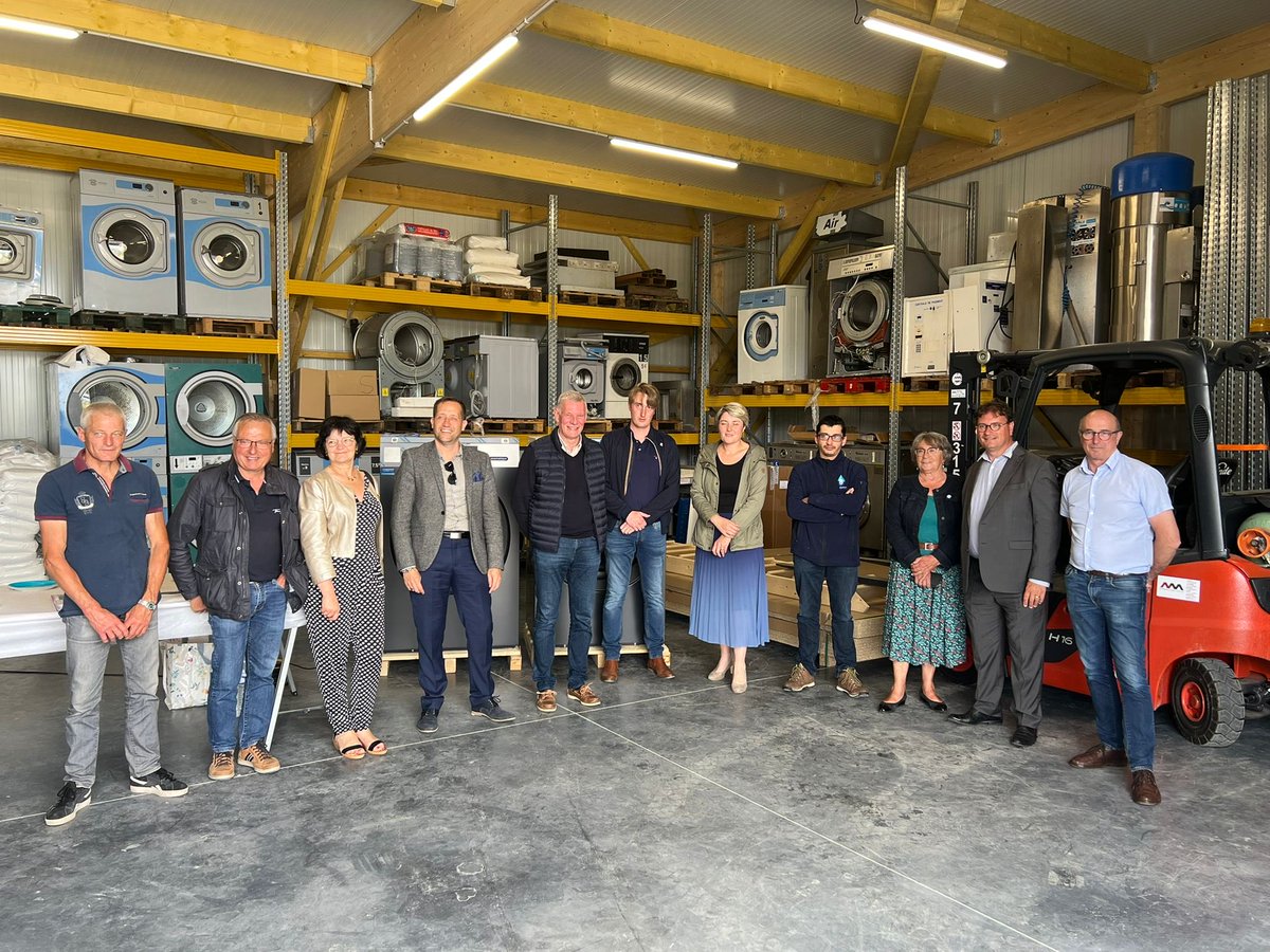 phgosselin's tweet photo. #Legislatives2022 #Gosselin2022
Sur le terrain:
visite de la légumerie solidaire du #CentreManche et de 2 entreprises nouvelles de #VilledieuIntercom.
L’emploi comme objectif!
Mais aussi l’accueil de nouveaux salariés pour répondre aux besoins des #entreprises.
https://t.co/EpImclbKCA