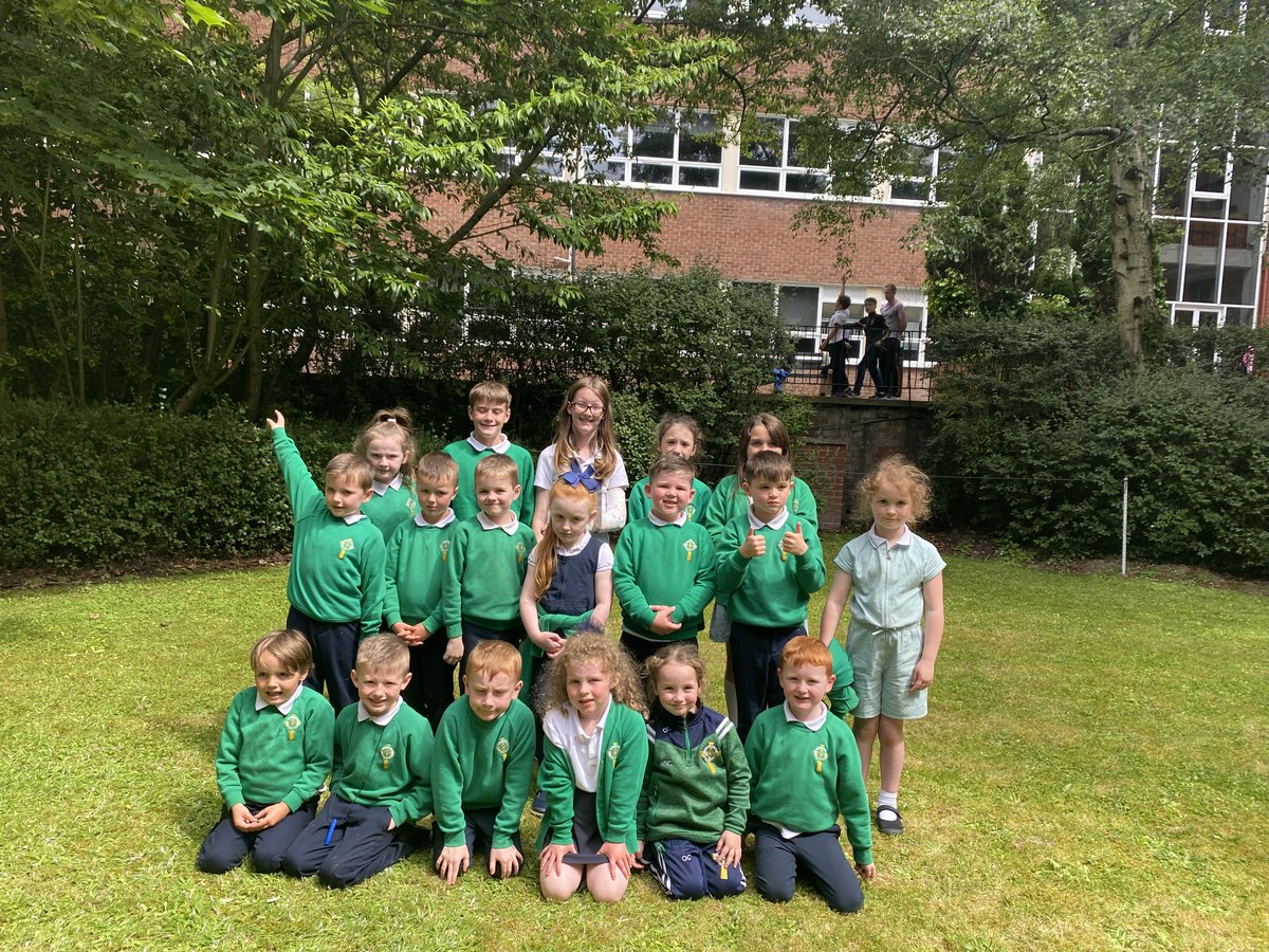 StMarys_Belfast's tweet photo. Bhí lúcháir orainn, thar ceann an Áisaonaid agus Foras na Gaeilge, fáilte a chur roimh beagnach 100 páiste Gaelscoile chuig bronnadh na nduaiseanna don Chomórtas Scríobh Leabhar📚. https://t.co/wD8Wrde1Oq