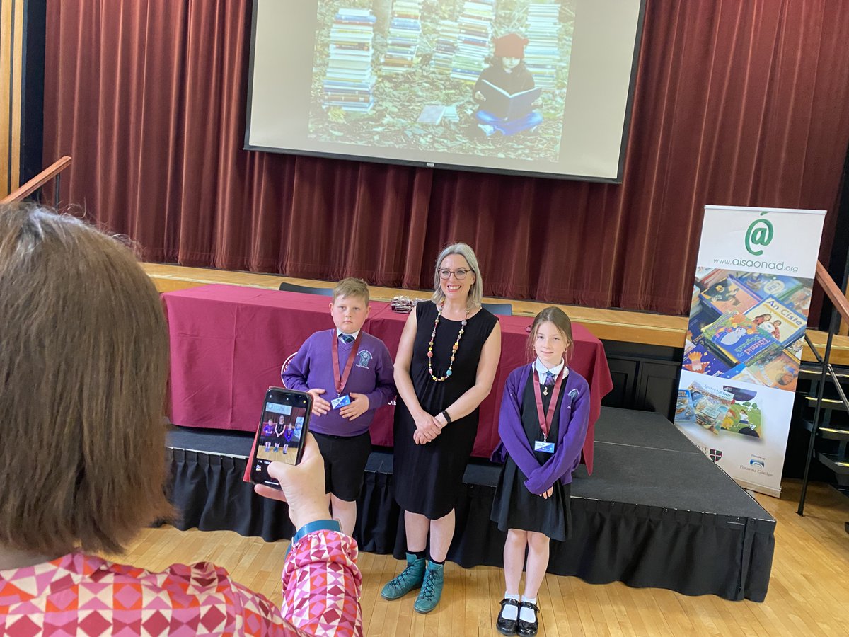 StMarys_Belfast's tweet photo. Bhí lúcháir orainn, thar ceann an Áisaonaid agus Foras na Gaeilge, fáilte a chur roimh beagnach 100 páiste Gaelscoile chuig bronnadh na nduaiseanna don Chomórtas Scríobh Leabhar📚. https://t.co/wD8Wrde1Oq