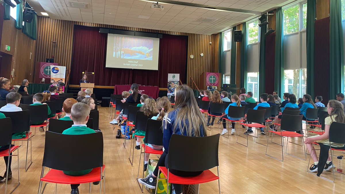 StMarys_Belfast's tweet photo. Bhí lúcháir orainn, thar ceann an Áisaonaid agus Foras na Gaeilge, fáilte a chur roimh beagnach 100 páiste Gaelscoile chuig bronnadh na nduaiseanna don Chomórtas Scríobh Leabhar📚. https://t.co/wD8Wrde1Oq