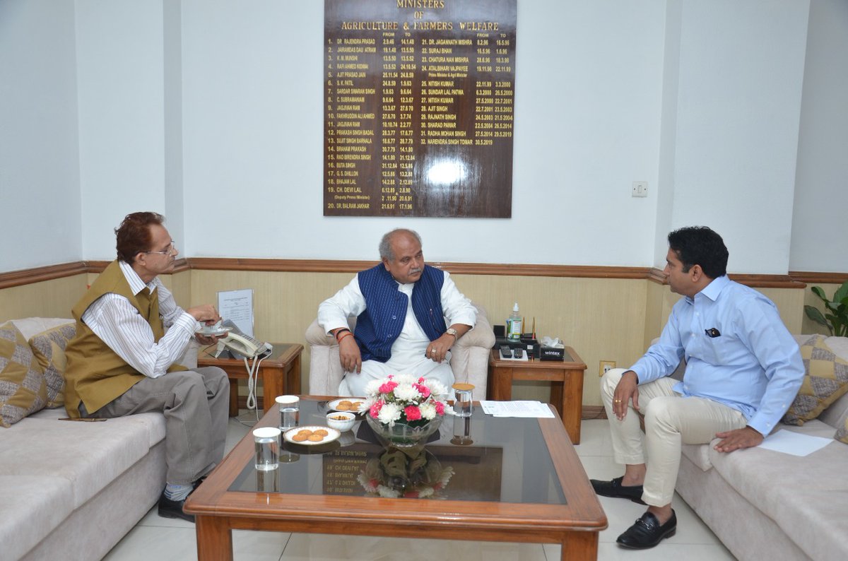 RahulKaswanMP's tweet photo. आज केंद्रीय कृषि मंत्री श्री @nstomar जी से उनके कार्यालय में मिलकर चूरू लोकसभा क्षेत्र की प्रधानमंत्री फसल बीमा योजना से संबंधित विभिन्न मुद्दों पर चर्चा की। https://t.co/io7tOYoFSR