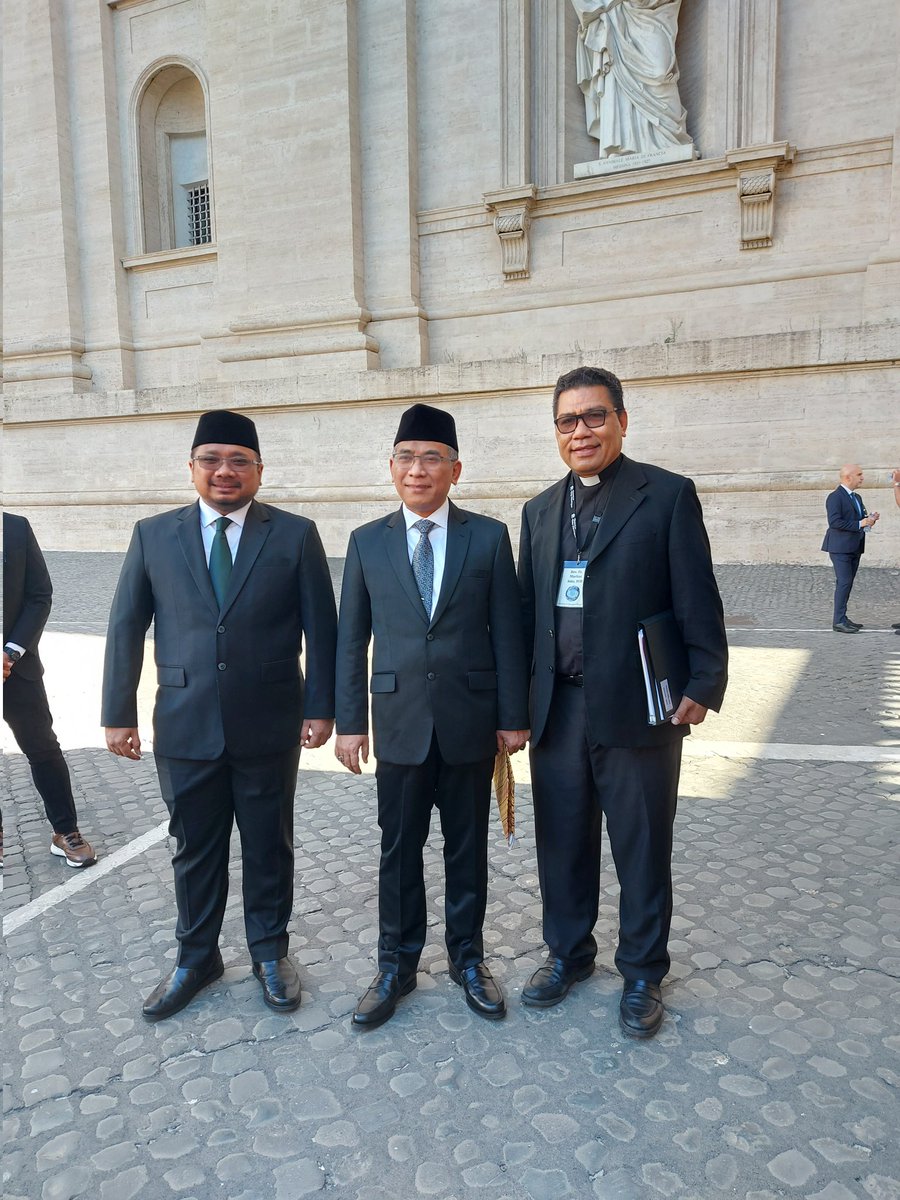 marco_svd's tweet photo. Bertemu saudara2ku terkasih dan seperjuangan sesaat sebelum audiensi dgn Paus tadi pagi di Vatikan. https://t.co/LjslkAGWTl