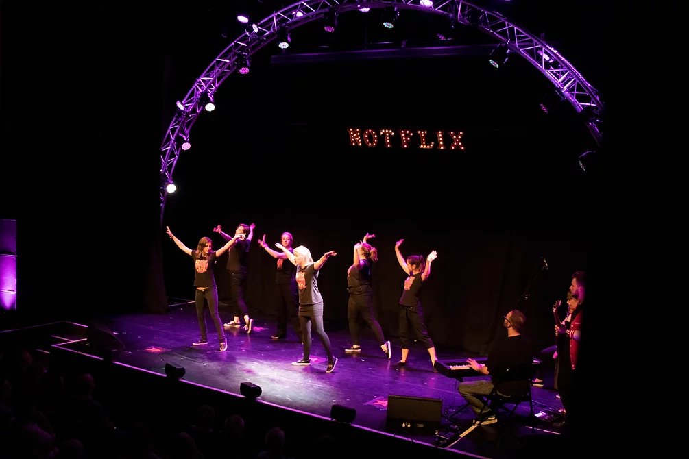 QueensTheatreH's tweet image. YOUR FAVOURITE Movies with 100% more songs and 99% more women
Leave the theatre feeling that life is a bit more wonderful. Featuring the UK's top female improvisers &amp;amp; a full live band.

Notflix: The Imprvised Musical | 10 June | ow.ly/XAvr50JkOvu

@NotflixMusical