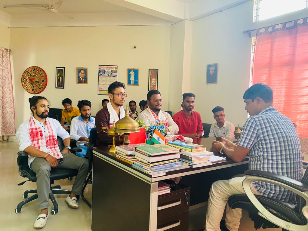 Deepjyotidas786's tweet photo. @BhupenKBorah
@rakibul_inc
Had an interactive session with the Nsui activists of Darrang NSUI and discussed regarding the future strategies to strengthen the organisation.After that, we went to Pandit Deendayal College and met Principal sir,greeted him with Fulam Gamusa and 
1/3 https://t.co/LGLs43fNa7