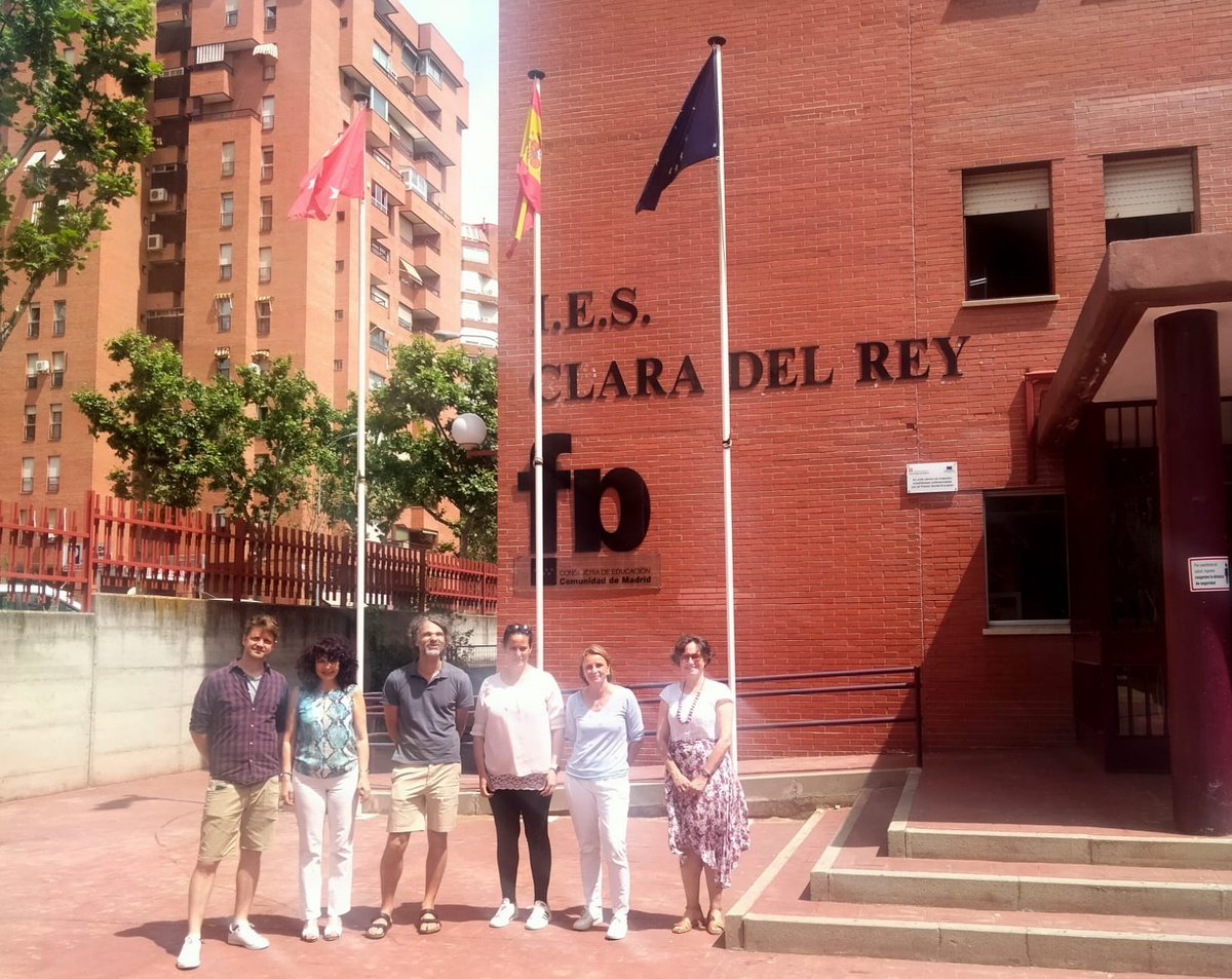 Visitan el @iesClaraDelRey 4 profesores alemanes. Quieren conocer de cerca nuestro Instituto y nuestras enseñanzas. Han estado muy interesados en la #FPdual. Gracias a <a href="/XarxaFP_SG/">XARXA FP</a> por invitarnos a participar en estos eventos que tanto nos enriquecen. <a href="/sepiegob/">SEPIE</a> <a href="/ErasmusFP/">Mi Erasmus en FP</a>