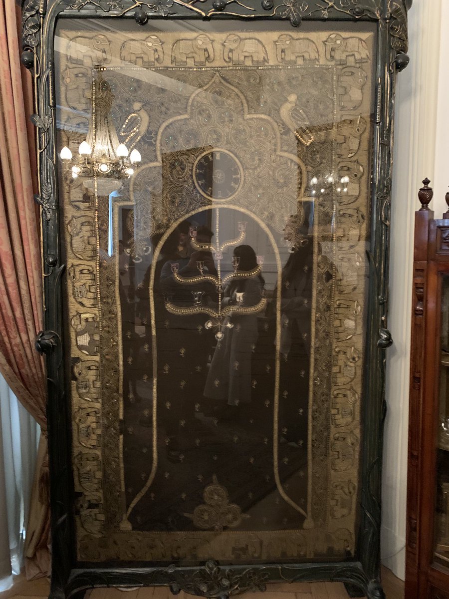 ⁦<a href="/ILBERORTAYLIGSU/">İlber Ortaylı</a>⁩ İlber hocam, ekteki halı Pera Palace’da Atatürk’e ölümünden 8 yıl önce hediye edildiği söylenen bir halı. Üzerindeki saat 09.07’yi gösteriyor. Atanın ölümünü tahmin ettiği söyleniyor. Marketing mi Kehanet mi merak ediyoruz..