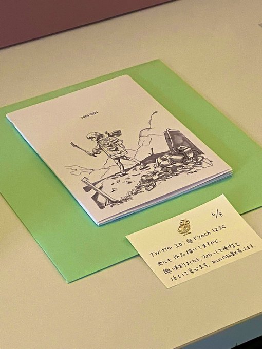 知り合った本屋さんのスペースに
僕のイラスト集飾ってもらいました笑
※手はぼくものではございません 