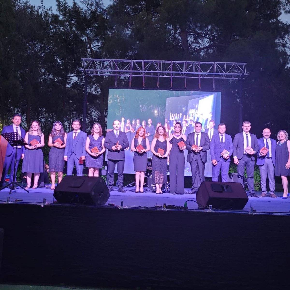 bahcesehirant's tweet photo. 2021-2022 eğitim-öğretim yılı lise mezuniyet törenimizi coşkulu bir şekilde kutladık, mezunlarımızı tebrik ediyor, emeği geçen tüm öğretmenlerimize ve idari kadromuza teşekkür ediyoruz. https://t.co/Hj2guVsZXg