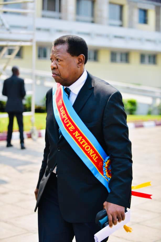 FranckDiefu's tweet photo. Honorable Lambert MENDE; 
Voici l’homme qui est l’incarnation vivante de croire à soi-même malgré  les mépris de certaines personnes inconscientes, malintentionnées et aveuglées  par la jalousie , qui pensent que faire la politique c’est parler en mal des autres. https://t.co/aXkaDy3TIV