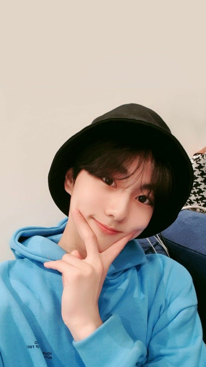 noorgis's tweet photo. No pen, no paper, yet you still draw my attention <3

#ENGENESelcaDay #ENSD #ENHYPEN_JUNGWON #JUNGWON https://t.co/HSN7nO0gMb