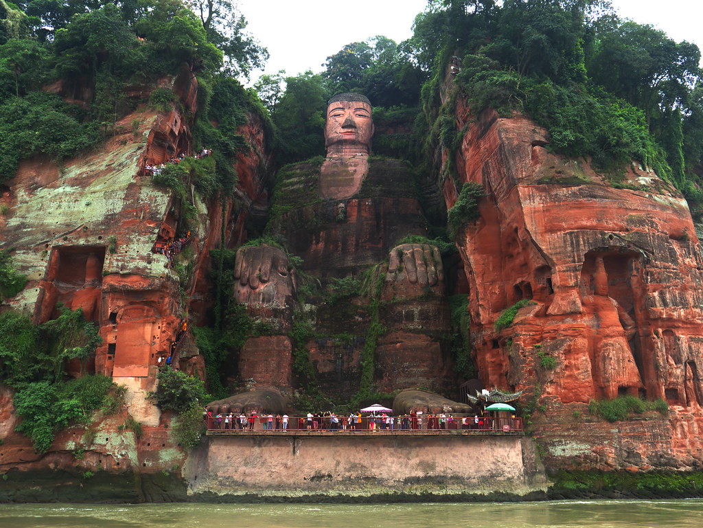 viajepatrimonio's tweet photo. La mayor escultura premoderna del mundo, con mucha diferencia, se encuentra en la llanura china de Sichuan. Se trata del Gran Buda de Leshan, tallado en la arenisca hace 1.200 años para calmar las violentas aguas de los ríos según salen de las montañas  https://t.co/1LFwiSJ969 https://t.co/aA9cOjZP5Z