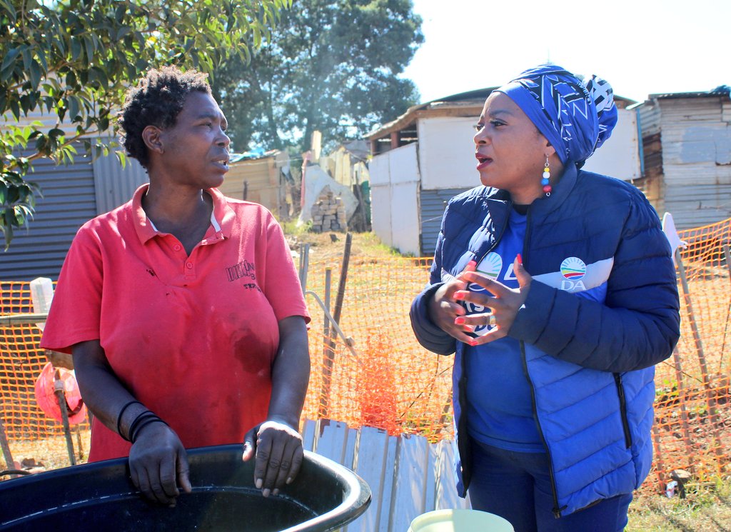 DA_Mpumalanga's tweet photo. TODAY 📍 in Springvalley, eMalahleni.
@DA_Mpum Provincial Leader, Jane Sithole is in an informal settlement of Springvalley in eMalahleni Local Municipality. 

The South African Government recently took a decision to donate R350 million to Cuba. 

#DAatWork https://t.co/ihoxwcnB0g
