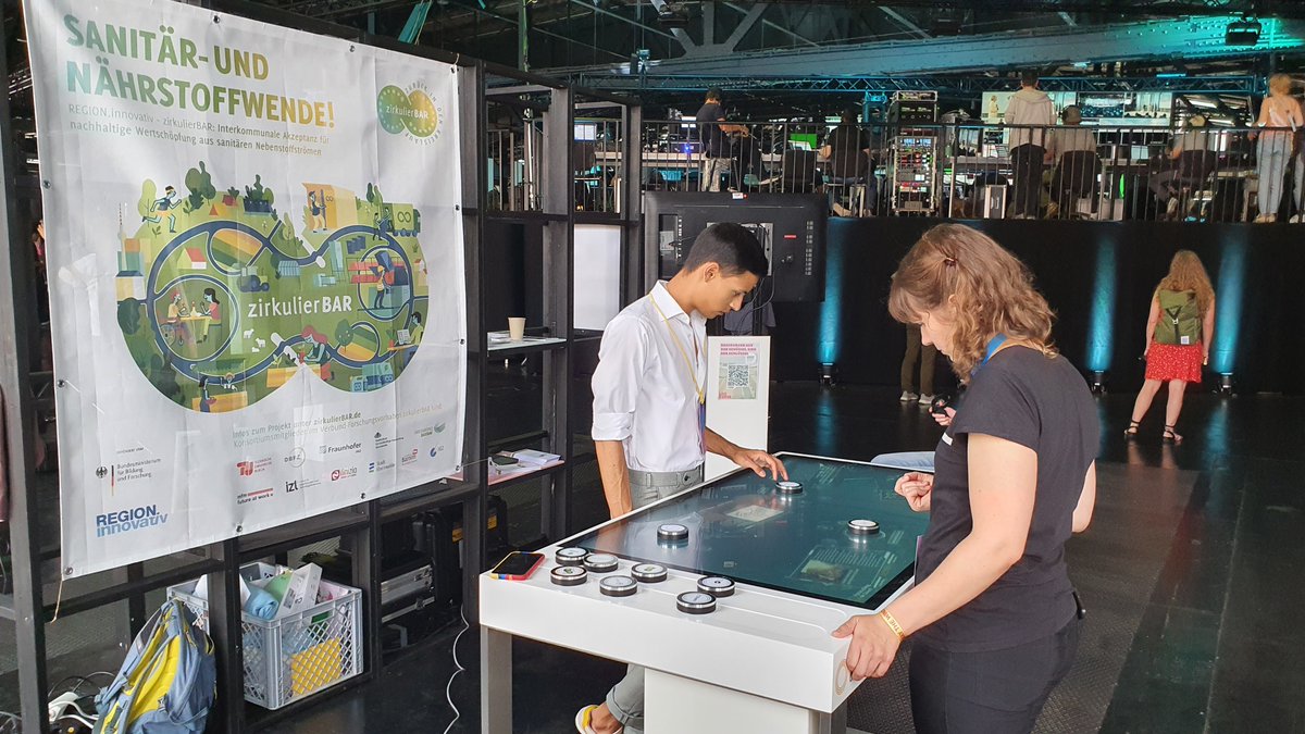 agrarsysteme's tweet photo. Die @republica hat endlich begonnen und wir sind am Start! Sie finden uns in der Arena Halle hinten links. Einfach Ausschau halten nach @agrarsysteme der Zukunft, einer Virtual Reality Brille, einem Multitouch-Tisch &amp; #Lootopia. See you soon! #rp22 #anyWay @ZirkulierBar https://t.co/trV5E2FKHP