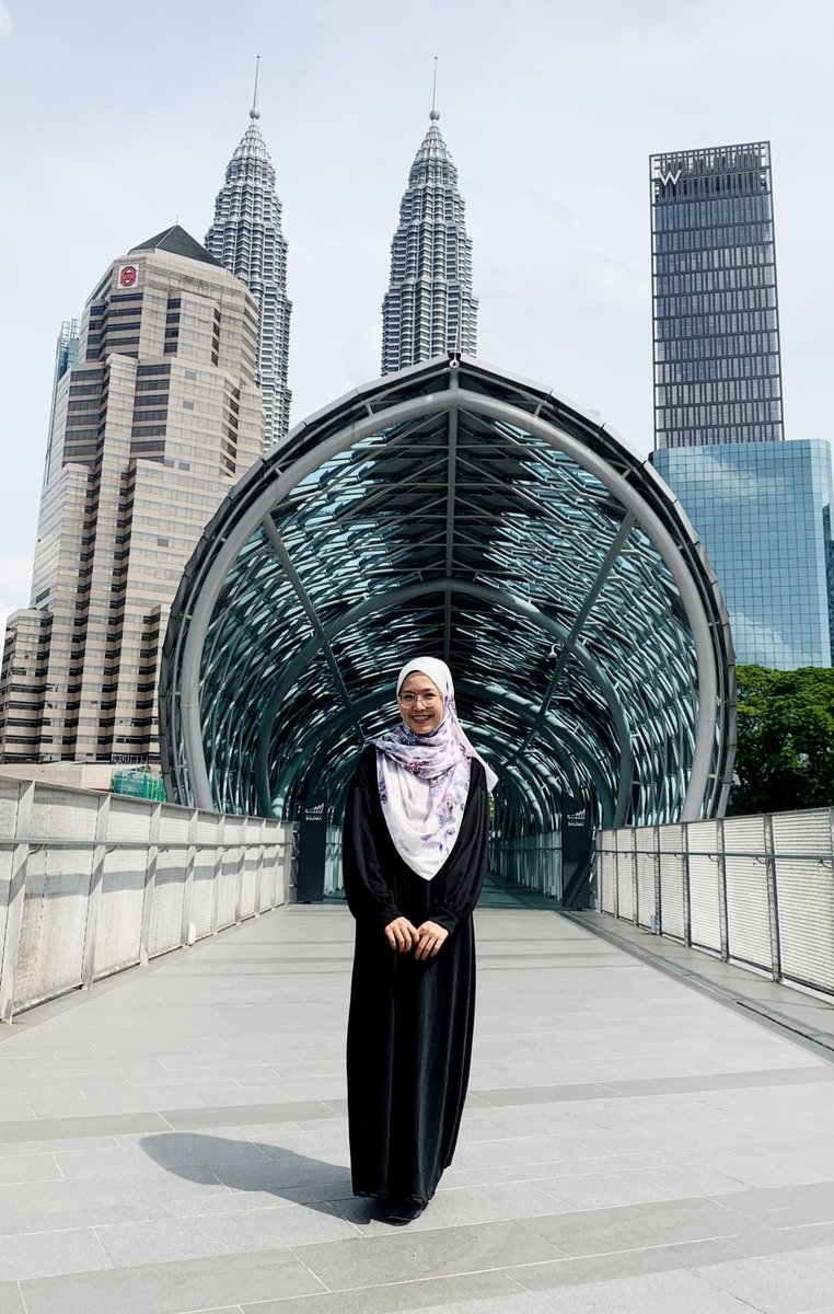 ixaraaa_'s tweet photo. Selalu raya mesti pakai plain shawl, why not kalini pakai printed pulak? 🙈

I nak share this one brand yang jual printed satin shawl below RM60! Alang-alang ada sale sekarang, lagi lah murahhhh 😍

— A thread https://t.co/ekJZ3boK6x