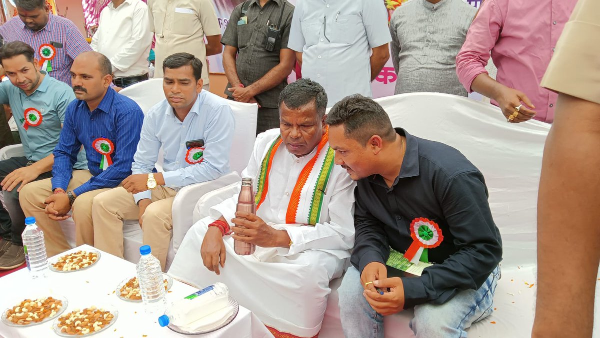 आश्वासन दिया तीन माह के भीतर मनरेगा कर्मियों की मांग को पुरा करने का केबीनेट मंत्री महोदय जी ने इस कारण मनरेगाकर्मियों ने तीन माह के लिए हड़ताल को स्थगीत किया।