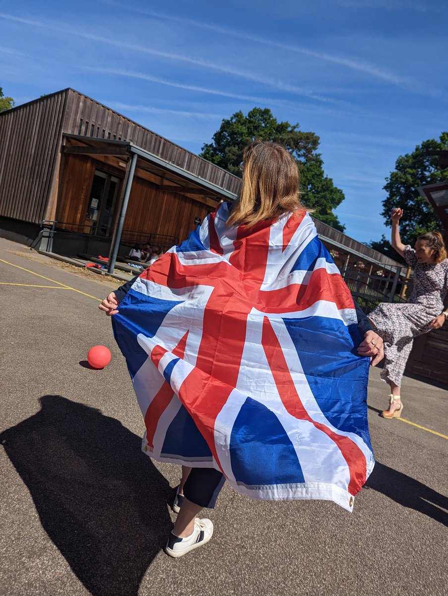 Sherborne_House's tweet photo. A few highlights from our Jubilee Celebrations!
#Jubilee #JubileeCelebration #JubileePageant 
#Romsey #ChandlersFord #Winchester #Southampton https://t.co/bcuJdPIkC8
