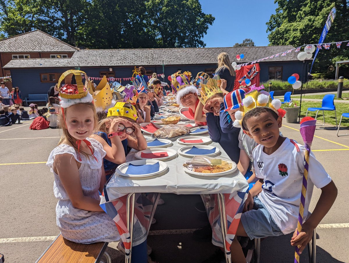Sherborne_House's tweet photo. A few highlights from our Jubilee Celebrations!
#Jubilee #JubileeCelebration #JubileePageant 
#Romsey #ChandlersFord #Winchester #Southampton https://t.co/bcuJdPIkC8