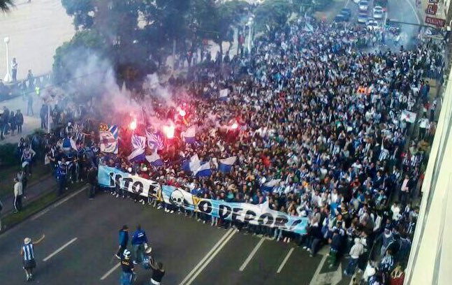 Son imaxes que quedaron gravadas na memoria do deportivismo porque estaban cargadas de sentimento branquiazul. 

E se o revivimos que? Soñamos con outro final, mais vivirémolo tan intensamente como aquel día. 

Vémonos este sábado ás 15.00h na praza Pontevedra.

VENCEREMOS!