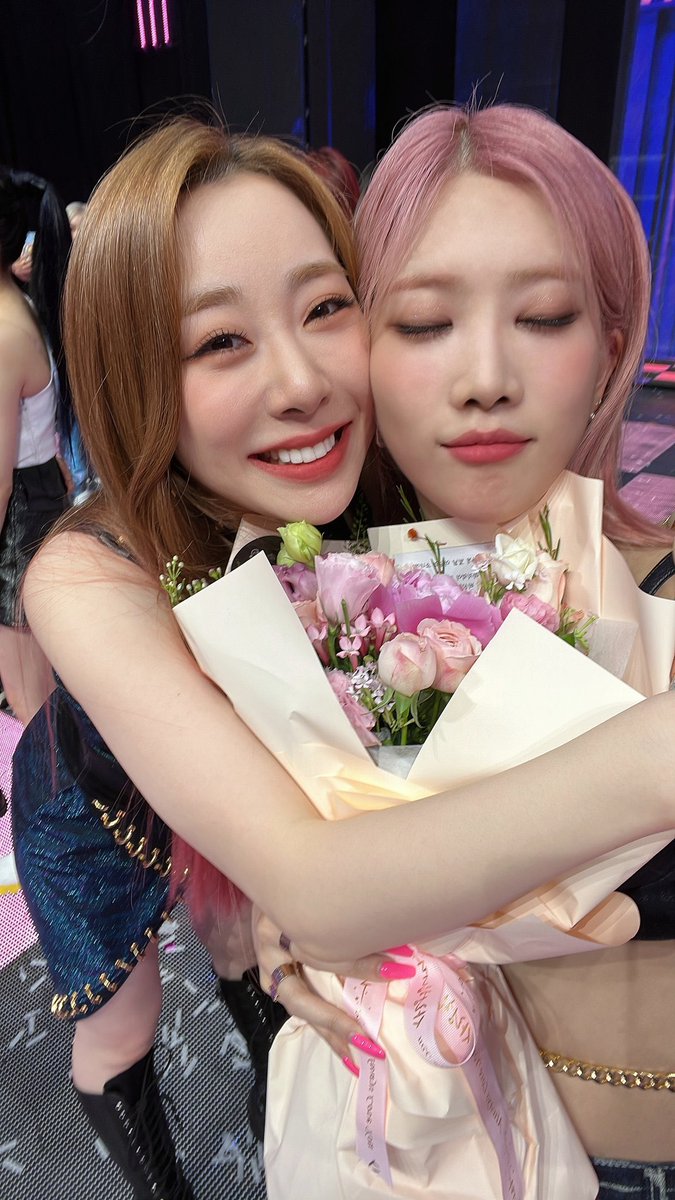 wjsndalso's tweet photo. aww yeonjung and kim lip ❤️❤️ my 99z https://t.co/uzJOxgomgq