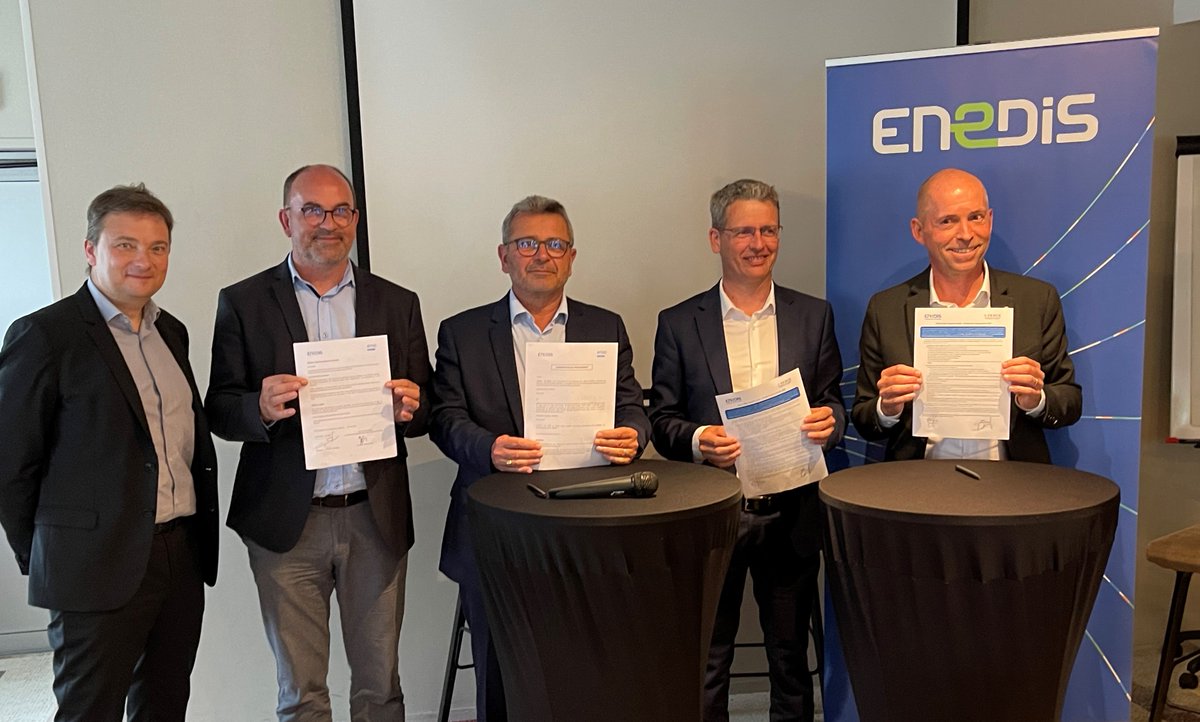 enedis_bretagne's tweet photo. 📝Signature d'une convention de #partenariat avec l'IRTEC et d'une charte #SantéSécurité avec @SERCE_France
afin de répondre aux enjeux d'#emploi sur les filières de l'#énergie en #Bretagne tout en préservant la sécurité des femmes et des hommes.
#transitionenergetique https://t.co/ILZJpA010O