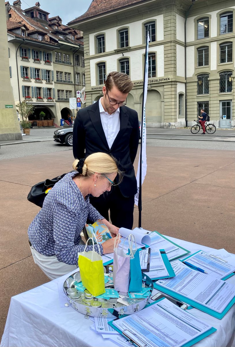 PLR_Suisse's tweet photo. Des parlementaires, dont @johanna_gapany, @HPPortmann, Jacqueline de Quattro, @andrisilber et @MajaRiniker ont récolté aujourd'hui des signatures pour l'imposition individuelle.✍️Signez l'initiative pour plus de justice fiscale! ➡️ https://t.co/Kimo9Hc2ga
#impositionindividuelle https://t.co/bavMcxMTTk