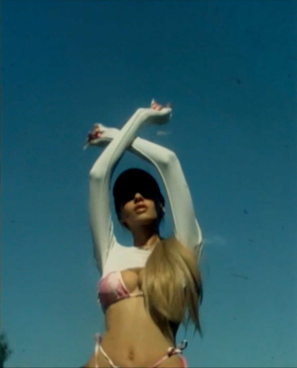 New #nft  low price 0,007 ETH 💰💦.  opensea.io/collection/kla….                                        #nftphotography