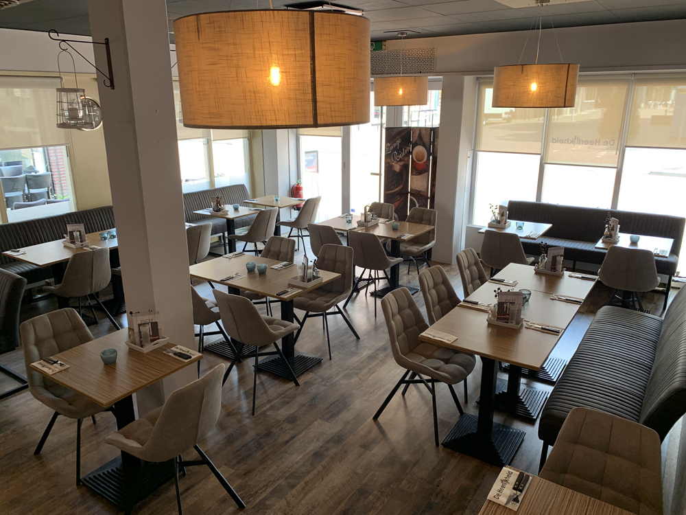 Deze week zijn wij, weliswaar nog beperkt en met een beperkte menukaart, weer open! Onze kok is nog herstellende van een ingreep, maar inmiddels hebben we vervanging voor een aantal dagen: woensdag en vrijdag.

Reserveer via deheerlijkheid.com/reserveren