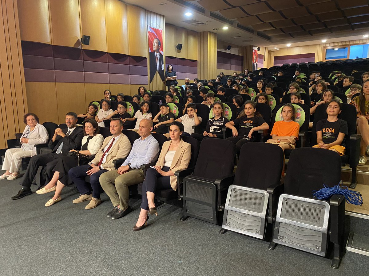 Duracell iş birliği ile gerçekleşen “Atık piller iyiliğe dönüşüyor” projesi kapsamında 3 ton atık pil toplanarak @gözder için 930 adet beyaz bastona dönüştü.<a href="/Duracell/">Duracell</a> Genel Müdürü @Keremsinanoğlu  teşekkür plaketini @doğakoleji Genel Müdürü <a href="/EnisEryaman/">Enis Eryaman</a> a takdim etti.