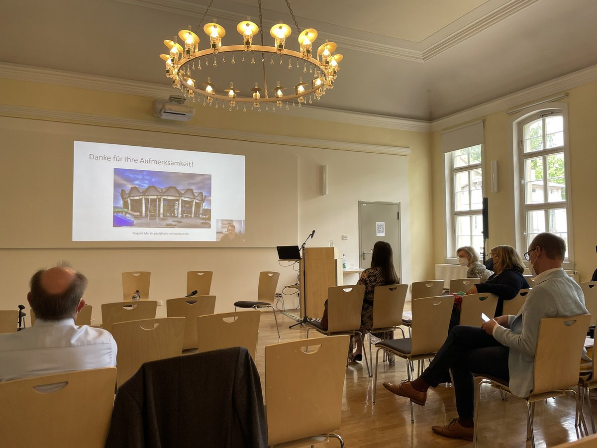 Unser @RUB_Rektor hat gerade auf dem 8. DGJ-Symposium @DGJWissenschaft einen Vergleich der Tenure-Track-Professur in den Niederlanden und Deutschland gezogen. Danke für die interessanten Einblicke! #tenuretrack #ruhrunibochum