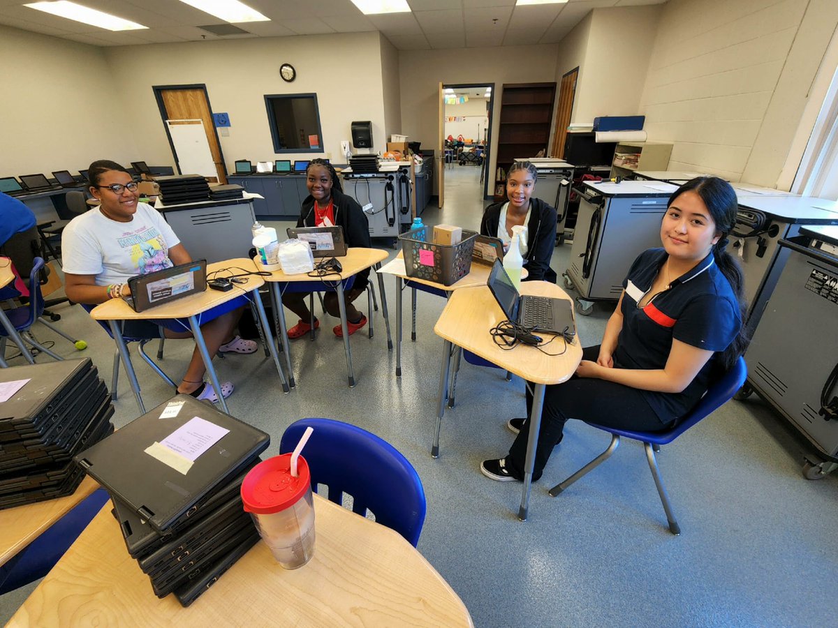 MySpark_Sdirc's tweet image. 1st day in the books for our @IT_SDIRC @SDIRCTech  Summer Student Workers! They worked so hard! We&apos;re so lucky to have them! 🥰🔥🌞 #SPARK_IT #SDIRCStrongerTogether