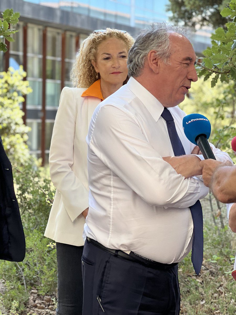VBourcet2022's tweet photo. [2/2] ...arrive à grands pas et qui ─ si nous ne voulons pas que ce scrutin débouche sur un résultat qui mettrait en grand danger notre nation vivant déjà de nombreuses crises ─ doit voir gagner la majorité présidentielle, synonyme de stabilité et de sécurité. https://t.co/irlyPL8cg4