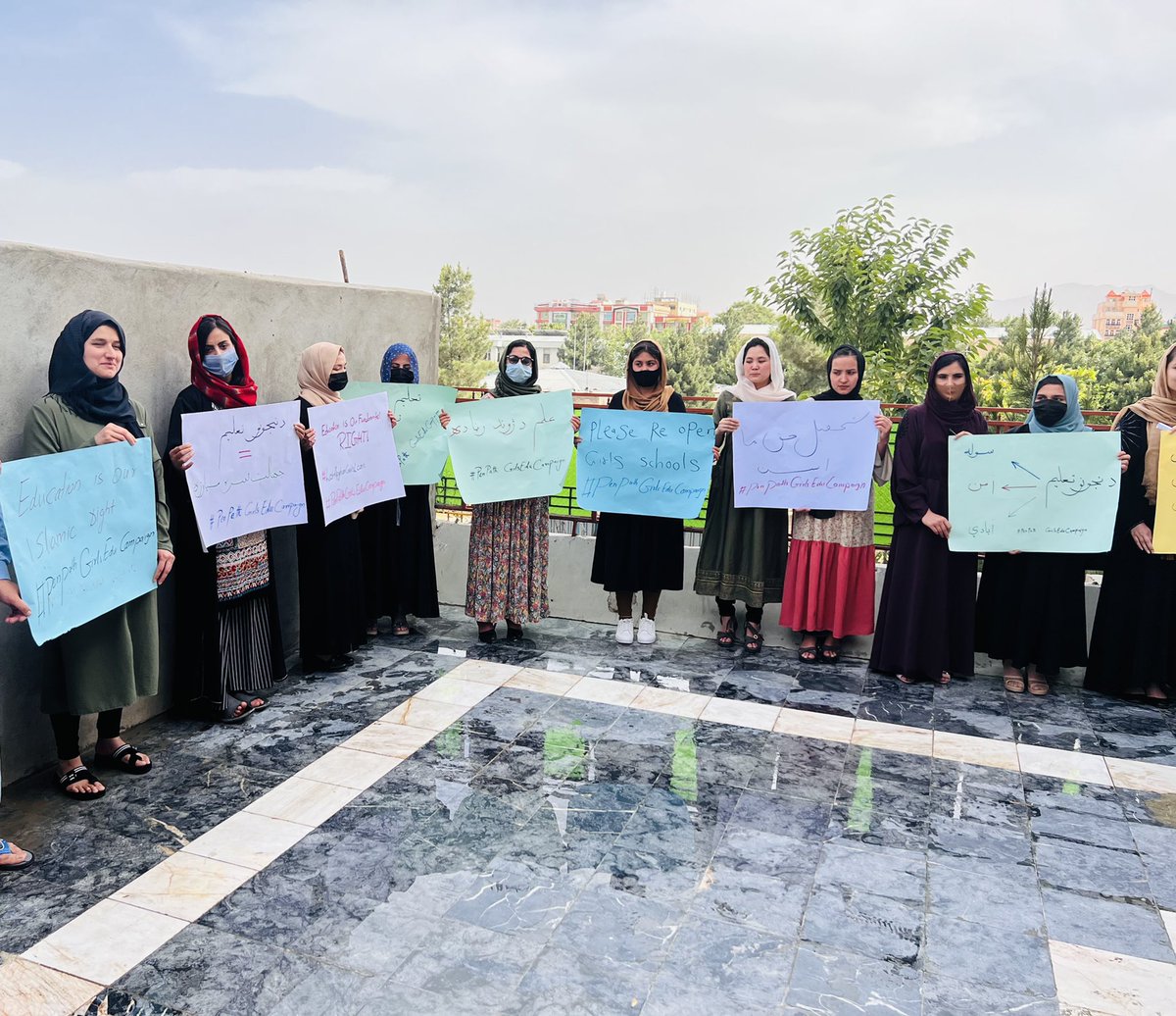 Today @PenPath1 female volunteers protested and asked for girls school to open m. Once again they called upon the govt to open the school. These protests will continue until the schools are opened. Let’s raise our voices for girls schools to reopen #PenPathGirlsEduCampaign #Afg