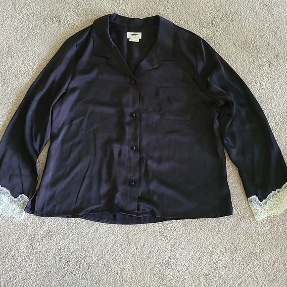 rubyprojectfdn's tweet image. So good I had to share! Check out all the items I'm loving on @Poshmarkapp #poshmark #fashion #style #shopmycloset #katespade: posh.mk/ry9ZNVKkHqb