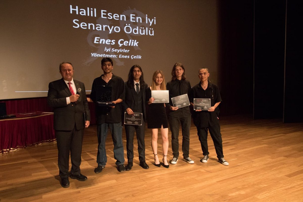 esrttncsrt's tweet photo. 5. Esaretten Cesarete Kısa Film Yarışması’nın kazanan filmleri belli oldu!

Drama Kategorisi Halil Esen En İyi Senaryo Ödülüne “İyi Seyirler” filmi layık görüldü.

“İyi Seyirler” filminde emeği geçen herkesi tebrik ediyor, yarışmacılarımıza başarılarının devamını diliyoruz. 🤩 https://t.co/98QaGKMu2s