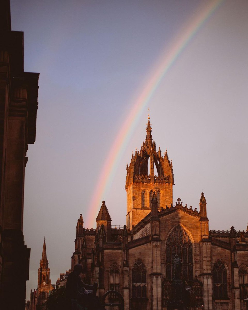 edinburgh's tweet photo. How spectacular is this image of a rainbow over @StGilesHighKirk 🌈 
📍 Royal Mile
📸 IG/teribocko
#edinphoto #ForeverEdinburgh https://t.co/D92SFln4SK