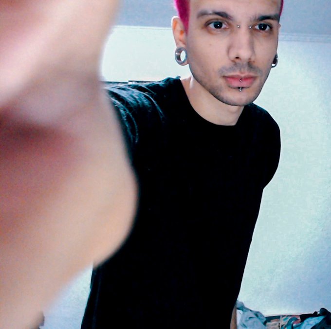 Do perfil de 2022 mas parecendo um emo de 2012... https://t.co/Mc0MmCh1Qs<a href="/tag/novafotodeperfil"class="tags"><span>#novafotodeperfil</span></a>