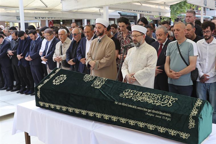 diyanetbasin's tweet photo. Diyanet İşleri Başkanı Prof. Dr. Ali Erbaş, Yazar Mevlana İdris Zengin’in cenaze namazını kıldırdı @DIBAliErbas 
https://t.co/gJJe9vp8K9 https://t.co/q3kprVYmBA