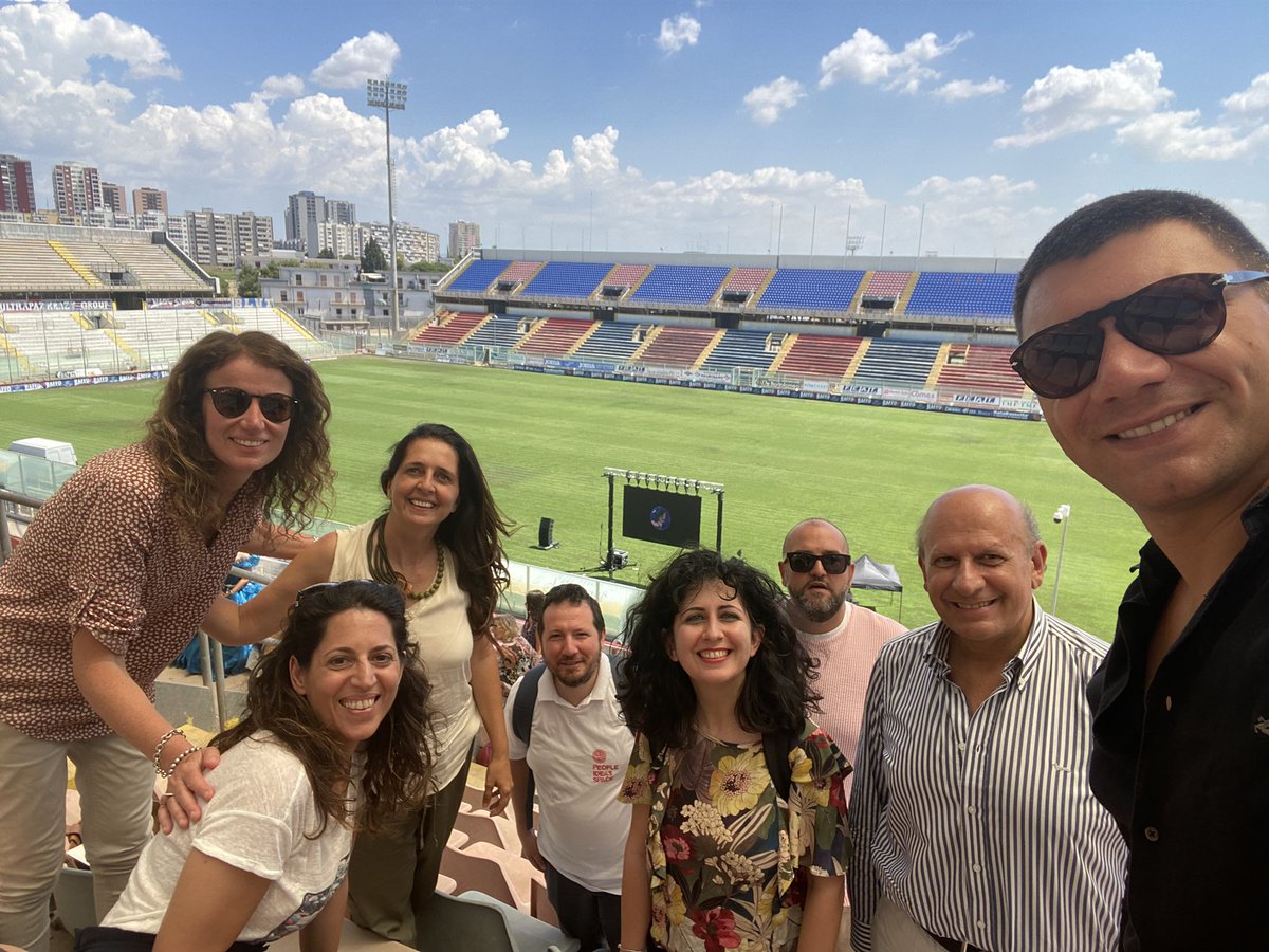 AnnalisaTuri's tweet image. ⚽️ C’è lo stadio – Erasmo Iacovone di Taranto – e c’è un portiere che para il pallone. Ma la 🅿🅰🆁🆃🅸🆃🅰 🅳🅴🅻 🅵🆄🆃🆄🆁🅾 ha un “goal”: il futuro e i giovani.

⛳️ Oggi, centinaia di studenti di scuola superiore si sono sfidati mettendo "in campo" idee innovative‼️