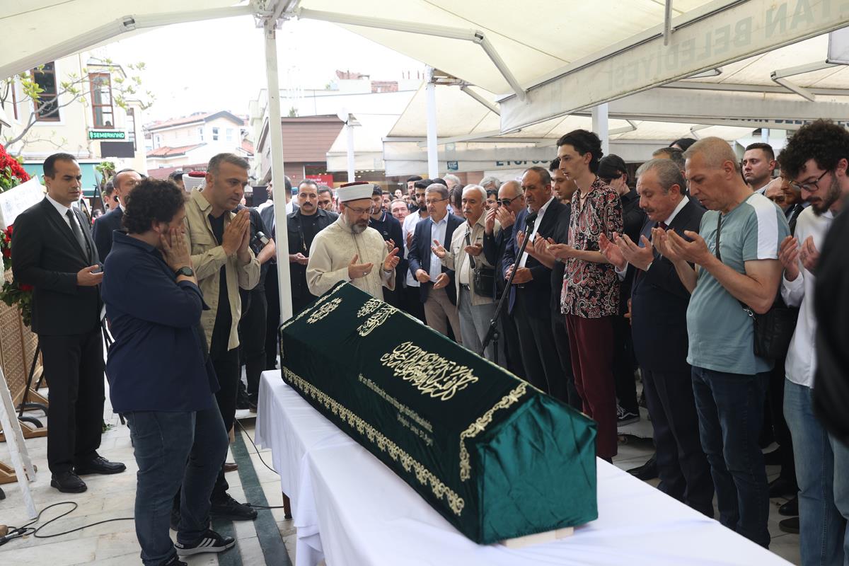 diyanetbasin's tweet photo. Diyanet İşleri Başkanı Prof. Dr. Ali Erbaş, Yazar Mevlana İdris Zengin’in cenaze namazını kıldırdı @DIBAliErbas 
https://t.co/gJJe9vp8K9 https://t.co/q3kprVYmBA
